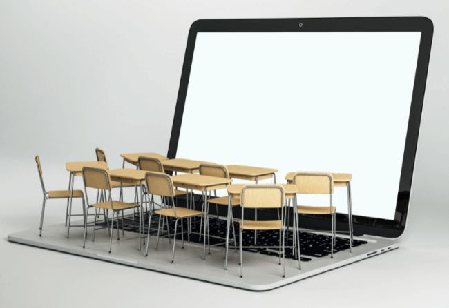 Klassenzimmer - Stühle und Tische auf Notebook
